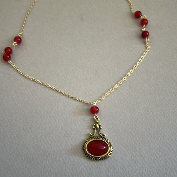 Elegant Red and Gold Pendant Necklace A1362 - Picture 3 of 3